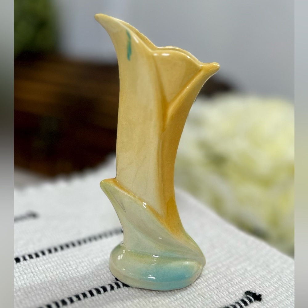 SMALL VINTAGE SINGLE FLOWER GLASS VASE